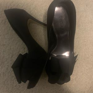 Black peep toe pump with bow on top